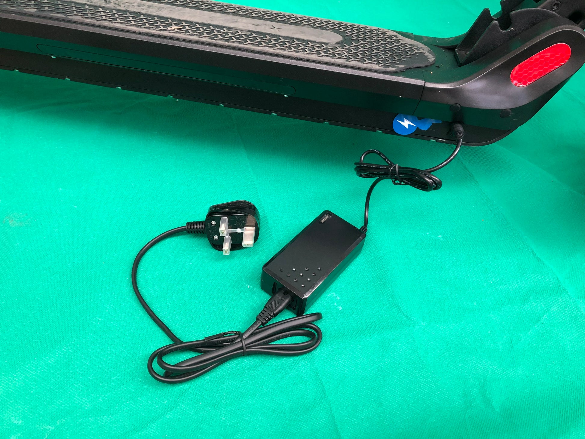 Main Battery Charger for M5 electric scooter also Kugoo ES2, Phaewo X9 X10 42V 1.5A UK Plug CE BS Approved